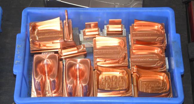 注塑模具加工之電火花加工 注塑模具加工之電火花加工