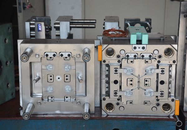 精密模具加工現(xiàn)場 精密模具加工現(xiàn)場