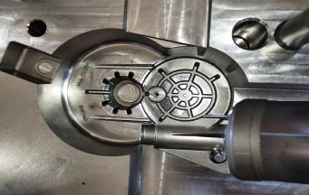 塑膠套啤模具開裂原因和對策?